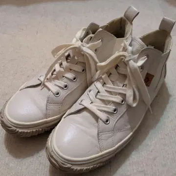 화이트 가죽 하이컷 스니커즈 스핑글무브 일본제