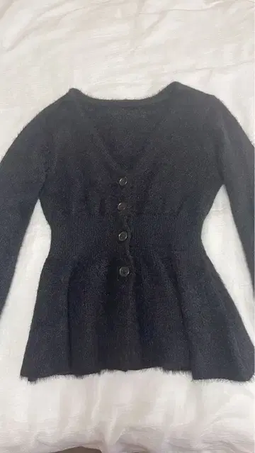 블랙 V넥 버튼 니트