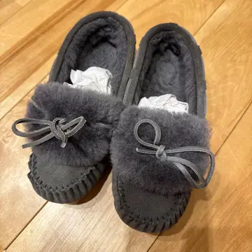 거의 미사용 EMU 그레이 무스탕 퍼 모카신