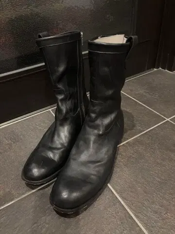 블랙 가죽 숏부츠 지퍼 포함