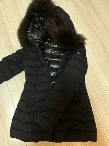 타트라스 블랙 다운 퍼 후드 부착