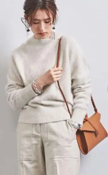 유나이티드 애로우즈 폭신폭신 폭스 쿨넥 니트