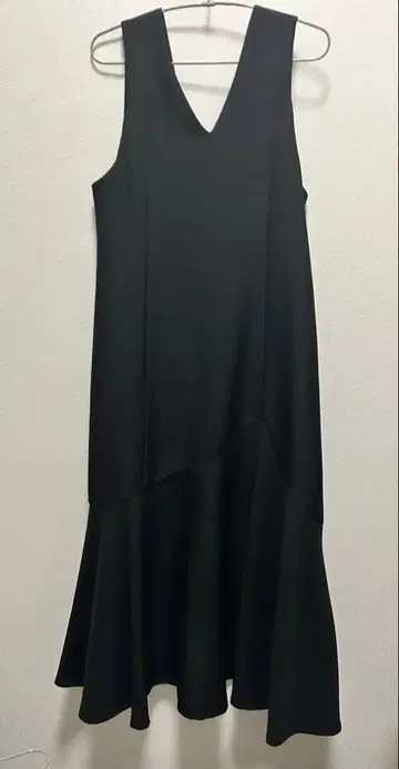 블랙 V넥 슬리브리스 원피스