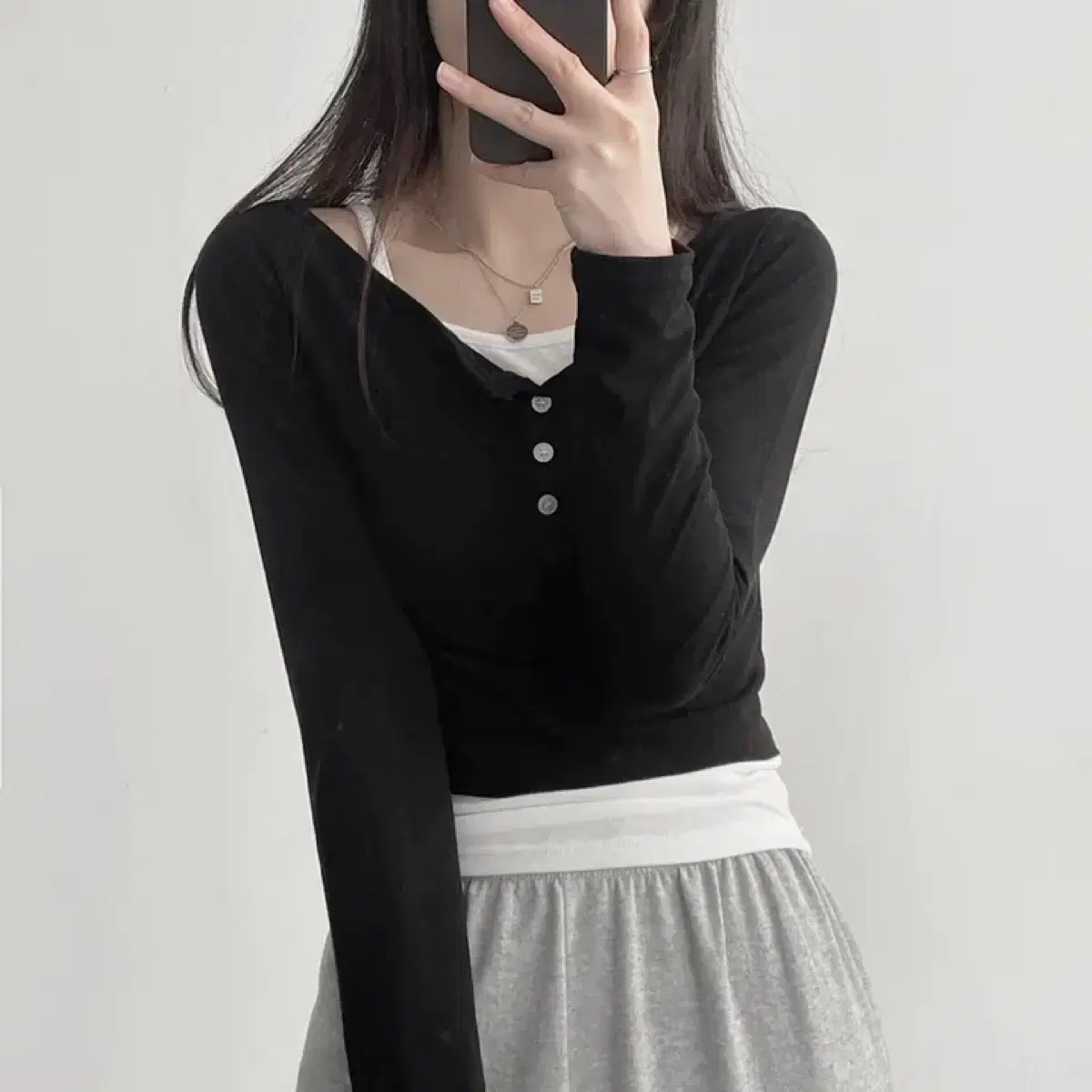 Black V-neck long-sleeve delicate button t-shirt