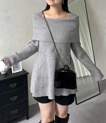 프로즈 밑단 펄 오프숄더 페플럼 니트