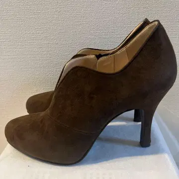 브라운 스웨이드 힐 부츠