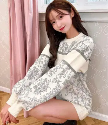 Rady 다마스크 플라워 무늬 니트탑 그레이