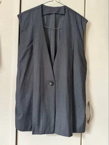 시니컬 그레이 스트라이프 베스트