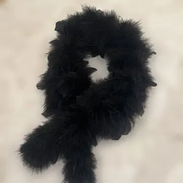 블랙 인조 모피 페더 부착 머플러