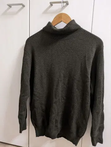 브라운 터틀넥 스웨터 그린 라벨 릴랙싱