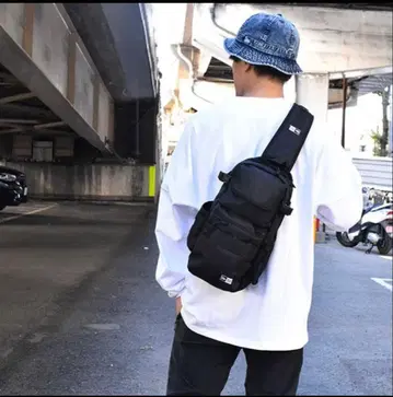 뉴에라! 슬링 바디백 12L 블랙