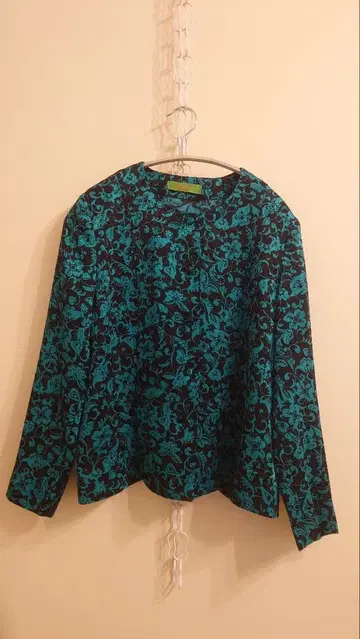 터콰이즈와 브라운의 꽃무늬 긴팔 상의