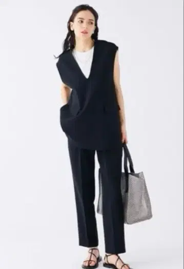 미라 오웬 블랙 V넥 베스트 포켓 부착