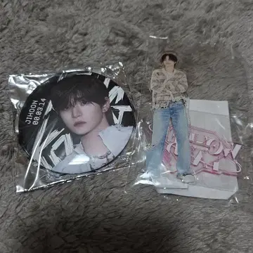 K-POP 아크릴 스탠드와 캔뱃지 세트