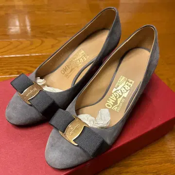 Ferragamo 그레이 스웨이드 펌프스