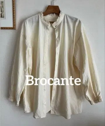 브로캔트 프릴 옷깃과 소매 개더가 귀여운 블라우스