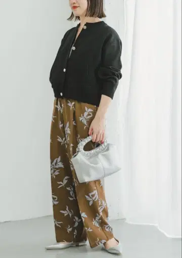 [미사용 새상품] 완판템 어반 리서치 니트 여성용 니트 블루종