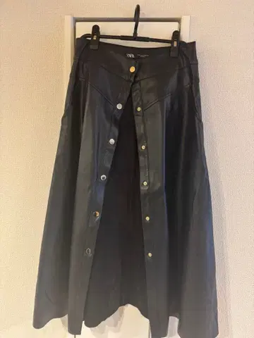 ZARA 가죽 스냅 버튼 스커트