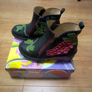 새상품급 24.0 에스타시톤 가죽 포도 모티브 숏부츠 블랙