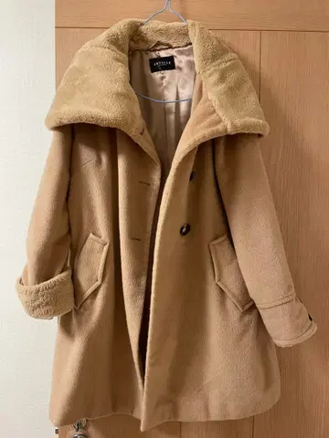 베이지 후드 부착 코트