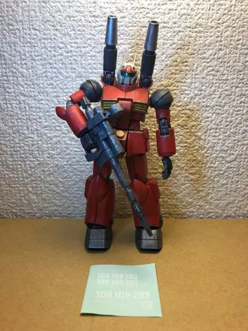 건담 시리즈의 건담 프라모델 완성품