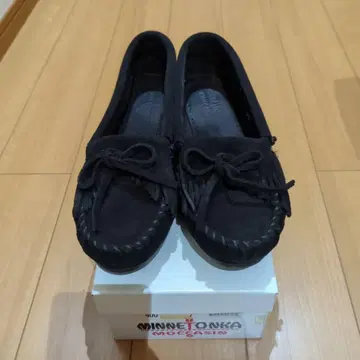 MINNETONKA 블랙 모카신 4U