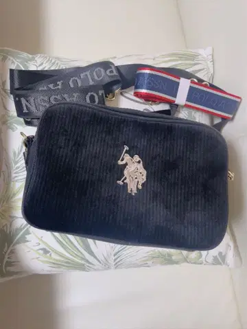 폴로 로고 포함 블랙 코듀로이 숄더백