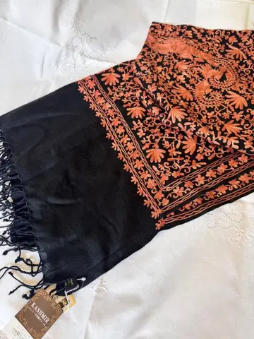꽃무늬 자수 스톨 블랙과 오렌지