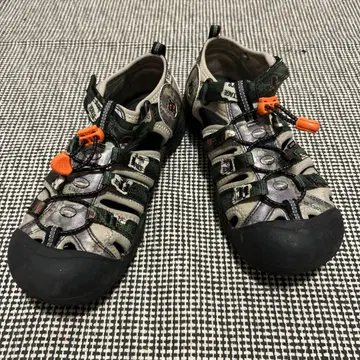KEEN 아웃도어 샌들 카모플라쥬