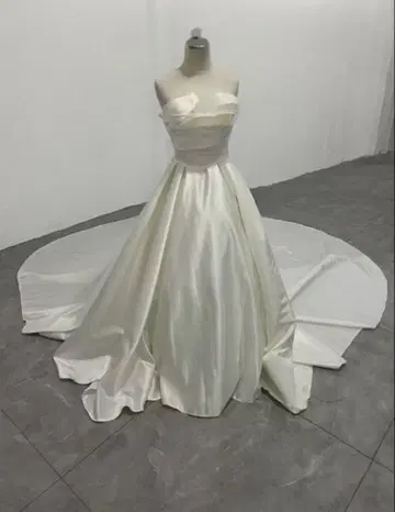 스트랩리스 새틴 화이트 웨딩 드레스