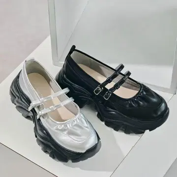 스트랩 포함 블랙 통굽 신발