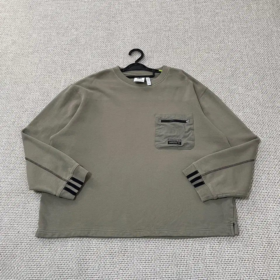 XL Adidas Boxy Fit Round Sweatshirt B.5246