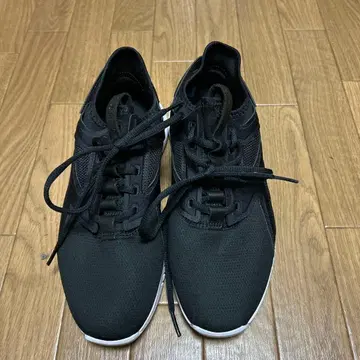 Reebok 블랙 스니커즈