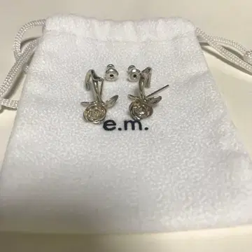 [ e.m. ] 귀걸이 양쪽 장미 모티브 로즈