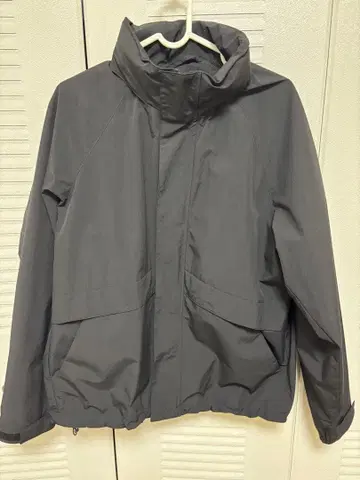 유니클로 윈드프루프 스탠드 자켓 M 사이즈 한 번만 사용