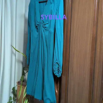 SYBILLA 짙은 녹색 긴팔 무릎 기장 원피스