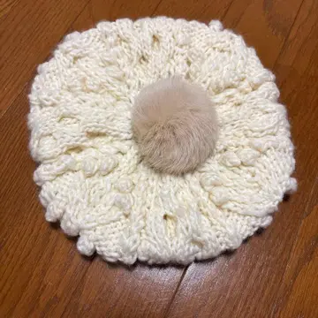 아이보리 폼폼 포함 니트 베레모