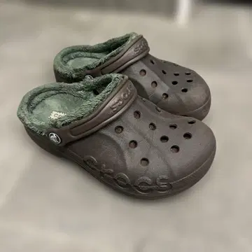 Crocs 다크 브라운 퍼 달린 사보 샌들 5