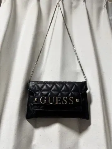 GUESS 퀼팅 블랙 숄더백