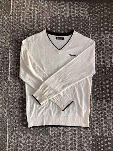 [새상품급] TaylorMade 화이트 혼방 울 V넥 니트 스웨터 O