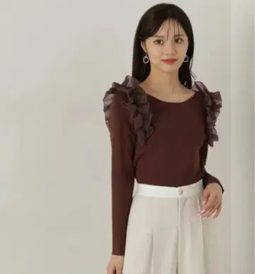 프로포션 바디 드레싱 어깨 프릴 리브 니트 24AW 브라운 FR