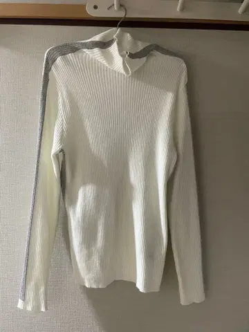 폴린 로우 화이트 리브 니트 긴팔 그레이 라메 라인