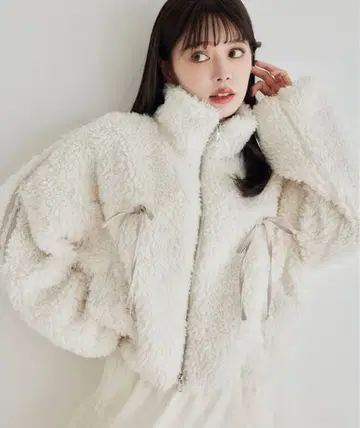 라인 보아 숏 자켓 아이보리