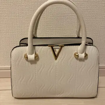 화이트 물결무늬 핸드백