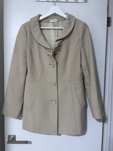 베이지 버튼 코트