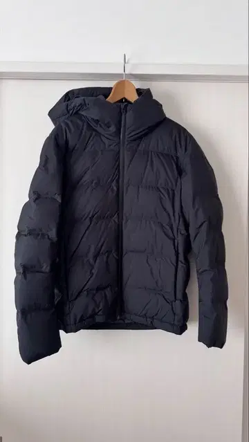 UNIQLO 후드 부착 블랙 심리스 다운 자켓 M