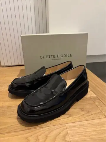 이번 시즌 신상 유나이티드 애로우즈 오데뜨 앤 오딜 에나멜 로퍼