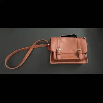 브라운 숄더백 플랩 포함