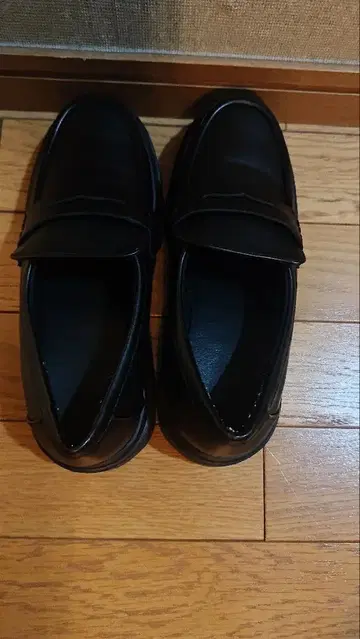 블랙 통굽 로퍼