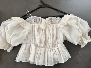 SNIDEL 개더 오프숄더 블라우스 도트